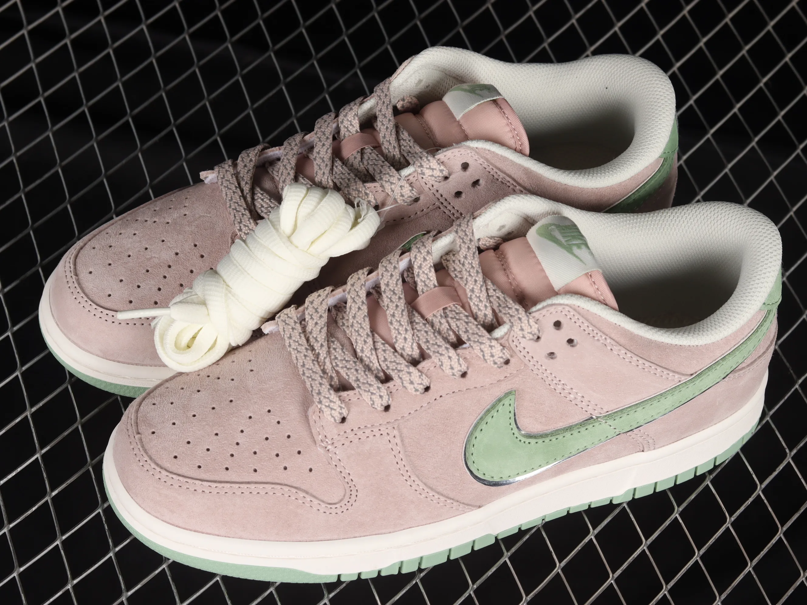 All Categories Nk SB Dunk Series Nk SB Dunk Low Low-top sneakers Otomo Katsuhiro x Nk SB Dunk Low "Steamboy OST" Creative customization collaboration Otomo Katsuhiro co-branded SB low-top sports casual sneakers ST1391-207